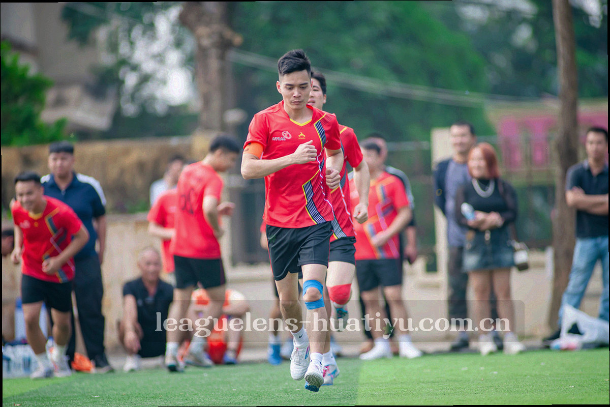 深色卡片上模拟的邮件标题行，标注出联赛名称、轮次序号与问题类型三个填写位置